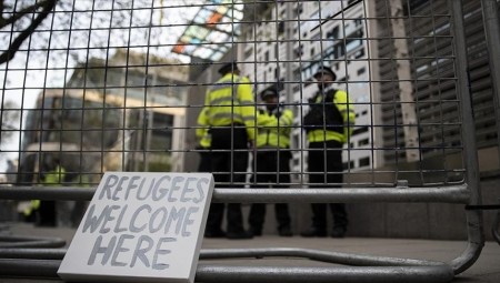 الداخلية تهدد بترحيل طالبي اللجوء الذين يضربون عن الطعام إلى رواندا