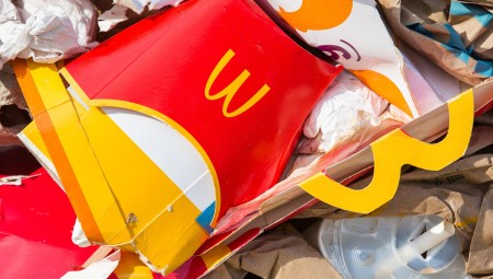 بلدية في بريطانيا تمنع عمال النظافة من التقاط نفايات ماكدونالدز