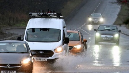 بريطانيا.. الأرصاد الجوية تحذر من أجواء رعدية وفياضانات ستعرقل حركة البلاد