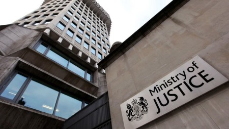 قانون جديد يدخل حيز التنفيذ اليوم ويصنف الخنق غير المميت على أنه جريمة يعاقب عليها القانون