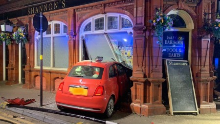 سيدتان تنجوان من إصابات محققة بعد اختراق سيارتهما حانة في برمنغهام