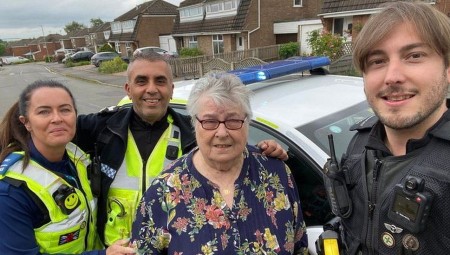 الشرطة البريطانية تحتفي ببريطانية مسنة سلمت ظرفا يحتوى على آلاف الجنيهات