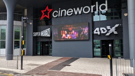 بريطانيا تسحب فيلما يجسد شخصية ابنه النبي محمد من دور السينما بعد تظاهرات ضده