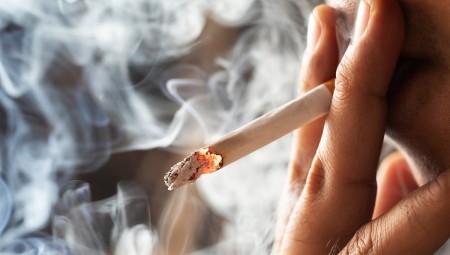 بريطانيا ستكشف عن خطط لرفع السن القانوني للتدخين  إلى 21 سنة