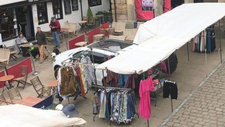 تجار بريطانيون يعاقبون سائقا ترك سيارته في ممر المشاة.. بمحاصرة سيارته بالبضائع