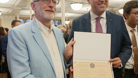 السفير الفلسطيني لدى لندن يسلم جيريمي كوربن جائزة تقديرعن مواقفة المناصرة لفلسطين