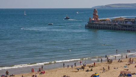 الشرطة البريطانية تعتقل شابا بعد عام من تعرض مراهقة للاغتصاب على شاطئ بورنموث