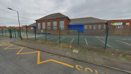 مدرسة بريطانية ترسل تحذيرات بشأن رجلين حاولا اختطاف أطفال صغار خارج المدرسة