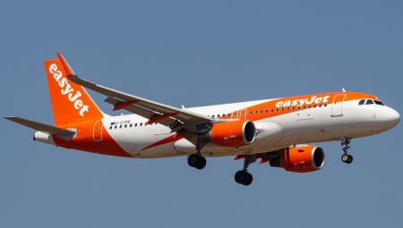 طائرة EasyJet تهبط اضطرارياً بعد توعك الطيار وبقائه في المرحاض لوقت طويل