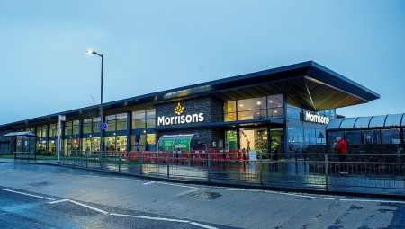 ولادة غير اعتيادية: موظف في موريسونز يساعد أما دخلت حالة المخاض في المرحاض