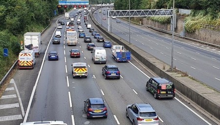 محتجون يسيرون على طريق A1 بسرعة لا تتجاوز 30 ميلا/ساعة بسبب ارتفاع أسعار الوقود