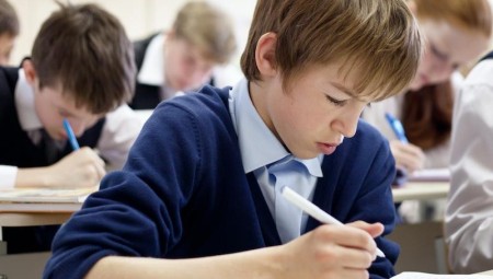 تغيب الطلاب عن المدرسة لقضاء عطلة في الخارج قد يعرض الآباء لغرامة تصل إلى 120 جنيه إسترليني