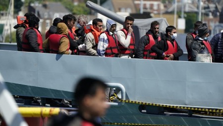 على الرغم من إلغاء أولى رحلات إبعاد اللاجئين إلى رواندا.. الحكومة تستمر في احتجاز العشرات