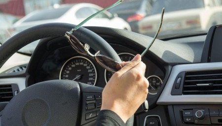 قاعدة تتعلق بارتداء النظارة الشمسية أثناء القيادة قد تعرض المخالفين لغرامات كبيرة