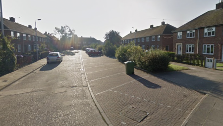 الشرطة البريطانية تعثر على طفل رضيع بالحبل السري في سلة مهملات