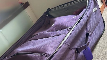 عائلة بريطانية تتعرض لسرقة مجوهراتهم ومبلغ من المال في مطار مانشستر