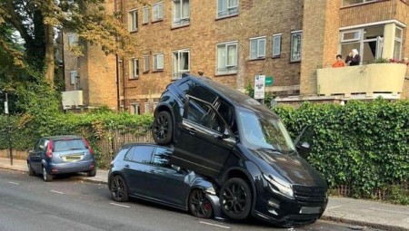 بريطاني يخرج من الكنيسة ليجد سيارة رينج روفر متموضعة فوق سيارته