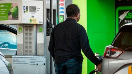 Asda: السائقون البريطانيون ينفقون بحذر.. ومحطات البنزين ستشهد تغيراً هائلاً