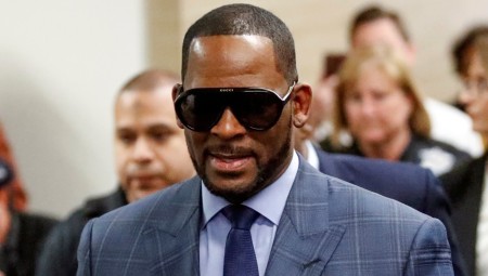 الحكم على المغني الأمريكي آر كيلي بالسجن 30 عاماً لتورطه بجرائم جنسية