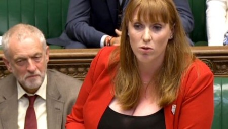 (فيديو) نائبة رئيس حزب العمال تتحدى جونسون: أجر انتخابات وسترى أين سيقف الناس