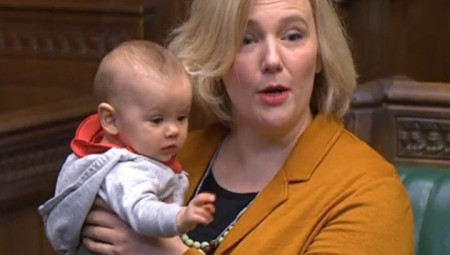 لجنة برلمانية تصدر حكما حول إحضار النواب أطفالهم إلى مجلس العموم