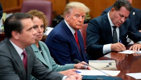 عاجل .. ترامب يغادر محكمة مانهاتن الجنائية بعد مثوله أمامها في جلسة تاريخية