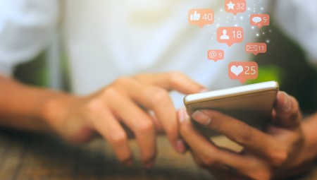 تقرير أميركي يحذر من مخاطر الشبكات الاجتماعية على صحة الشباب النفسية