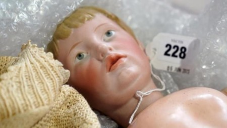 دار مزاد بريطانية تبيع دمية ممزقة عمرها أكثر من 100 عام مقابل مبلغ خيالي