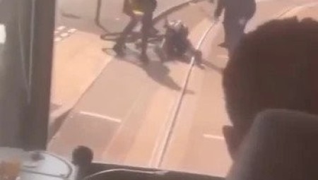 مجموعة من المسلحين يهاجمون شابا في وضح النهار على مرأى ركاب ترام في مانشستر