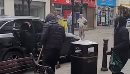 عصابة تقتحم متجر مجوهرات في ليدز والشرطة تلقي القبض على مشتبهين