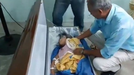 امرأة تستفيق داخل نعش خلال جنازتها