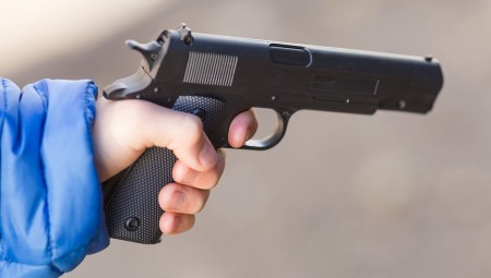 طفل في الثانية يقتل والدته الحامل بالرصاص
