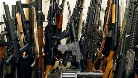 وكالة أمنية بريطانية تضبط أكثر من 700 سلاح وتوقيف 74 شخصا