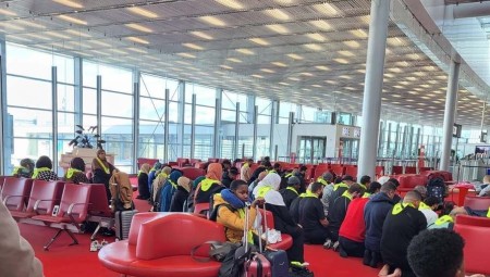 صلاة جماعية لمسلمين في مطار شارل ديغول تثير جدلا في فرنسا