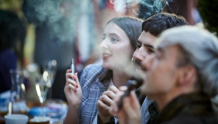 السياح البريطانيون مدخنو السجائر الإلكترونية قد يواجهون غرامات مالية والسجن أحياناً