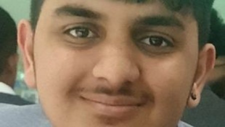 الشرطة البريطانية تعتقل خمسة مراهقين بعد مقتل صبي طعناً في شارع سكني