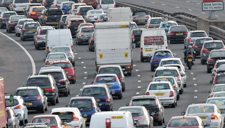 شلل مروري على الطرق السريعة حول بريطانيا بسبب الاحتجاجات على رفع أسعار الوقود
