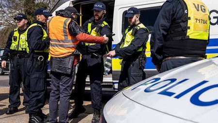 وزيرة الداخلية توجه الشرطة لاتباع نهج صارم ضد المتظاهرين على الطرق السريعة