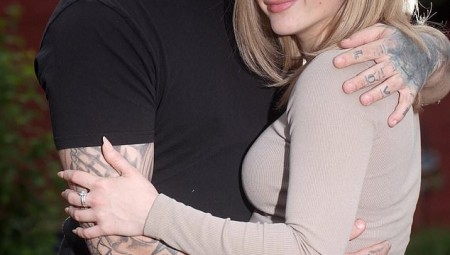 الأوكرانية عشيقه البريطاني الذي ترك عائلته تصاب بالعمى الجزئي