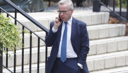 مايكل جوف يطالب جونسون بالتخلي عن منصبه بعد 29 استقالة خلال 24 ساعة