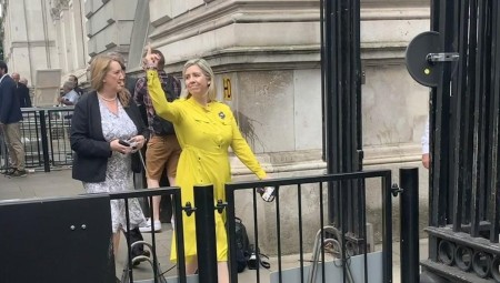 وزيرة التعليم البريطانية الجديدة تبرر سبب قيامها بإيماءات غير أخلاقية أمام مقر الحكومة