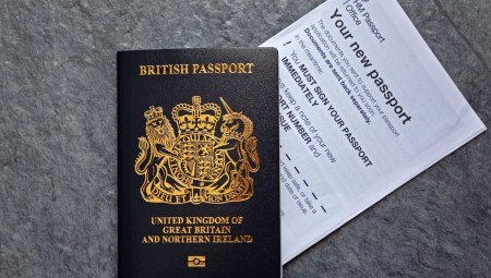 بريطانيا تكتشف ثغرة يستخدمها المسافرون لتجنب تأخر جوازات السفر وتفشلها