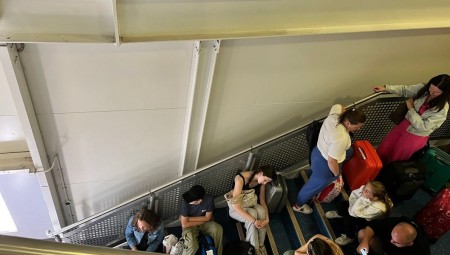 بريطانيا.. فوضى في مطار غاتويك ومسافرون يواجهون أوقاتاً عصيبة أسفل السلالم