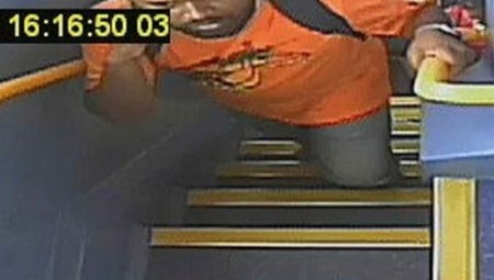 الشرطة البريطانية تبحث عن رجل اعتدى جنسياًَ على مراهقة في حافلة في لندن