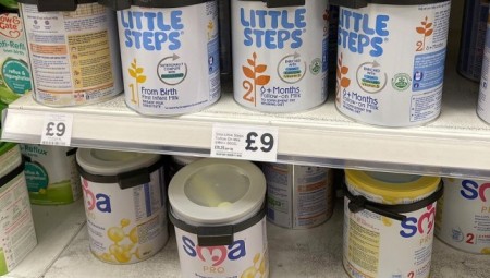 نواب بريطانيون: ارتفاع تكلفة المعيشة يدفع العائلات لسرقة عبوات الحليب من المتاجر