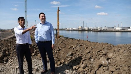 ريشي سوناك يرتدي حذاء برادا بـ 490 إسترلينياً أثناء زيارته لمواقع البناء