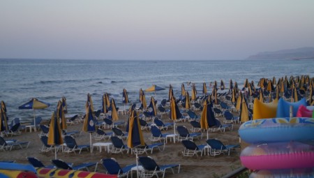 بعد عدة ساعات أمضاها دون حراك.. وفاة سائح بريطاني في اليونان على سرير للتشميس