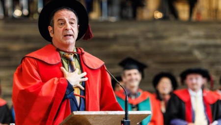 الممثل مارك توماس يدعو لـ جلد جونسون مرة في الأسبوع خلال خطاب حصوله على درجة الدكتوراة