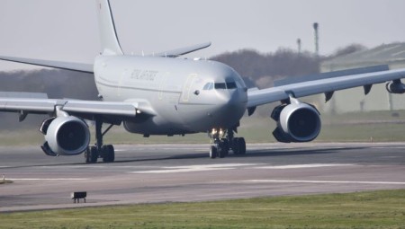 سلاح الجو يعلق جميع الرحلات من وإلى أكبر قاعدة له بعد ذوبان المدرج