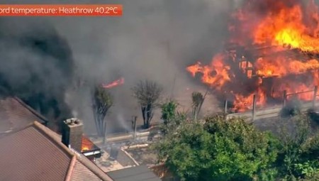 بالصور.. موجة الحر في بريطانيا تتسبب باشتعال النيران في الغابات والبيوت